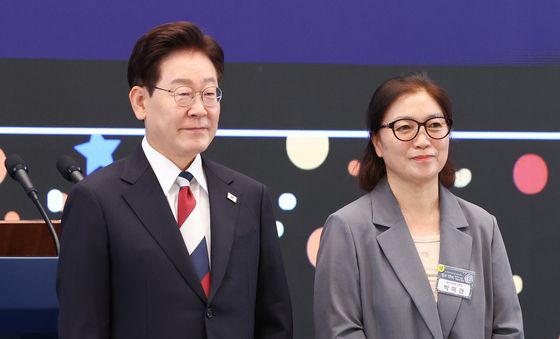 이재명 대통령, 박미경 위원장 위촉장 수여