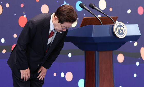 인사하는 이재명 대통령