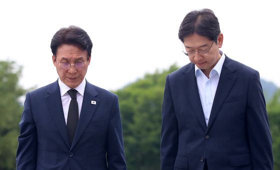 고 노무현 전 대통령 묘역 바라보는 김민석·김경수