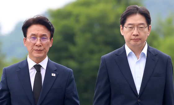 너럭바위 앞 김민석·김경수