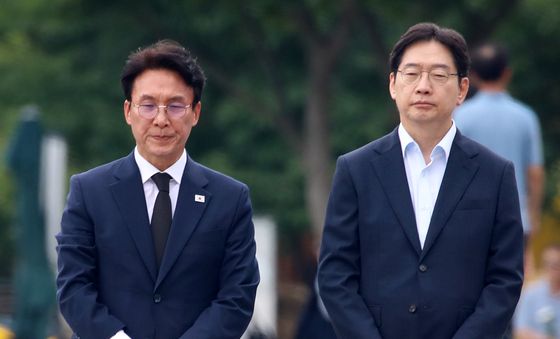 고 노무현 전 대통령 묘역 바라보는 김민석·김경수