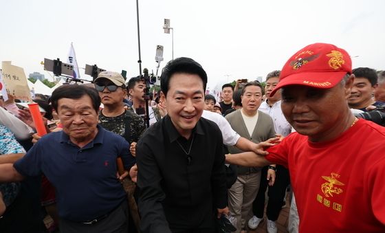 잠실 올림픽공원 시위 현장 찾은 장동혁 대표