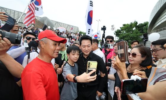 시민들과 셀카찍는 장동혁 대표