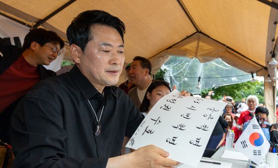 개표소 봉쇄 시위 찾아 손팻말 제작하는 장동혁