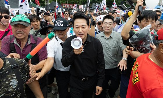 개표소 봉쇄 시위 찾아 구호 외치는 장동혁