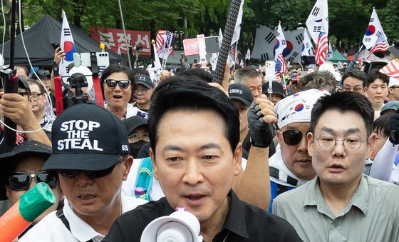 개표소 봉쇄 시위 찾아 구호 외치는 장동혁