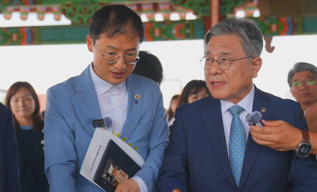 대화나누는 허민 국가유산청장과 김상욱 울산시장