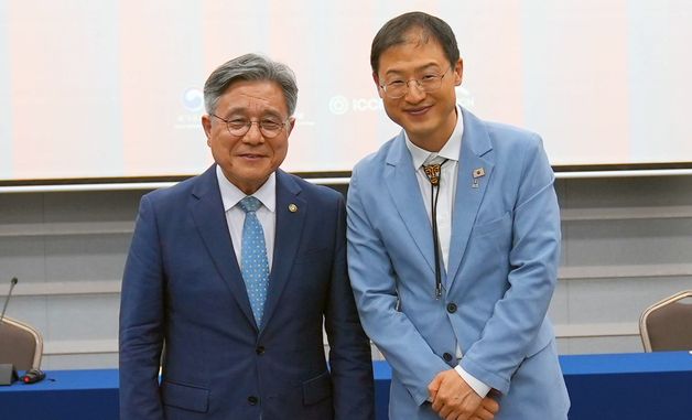 기념촬영하는 허민 국가유산청장과 김상욱 울산시장