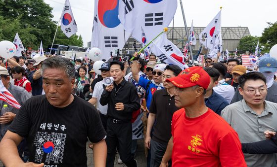 구호 외치며 걸어가는 장동혁 대표