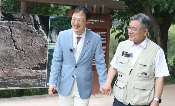 손 잡고 반구대 암각화 찾은 김상욱·허민