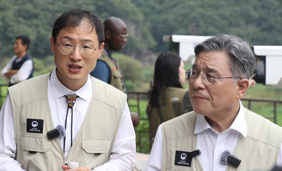 반구대 암각화서 브리핑 하는 김상욱·허민