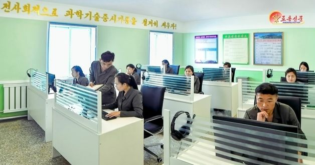 北 "과학기술 학습 중인 장수고려약공장 종업원들"