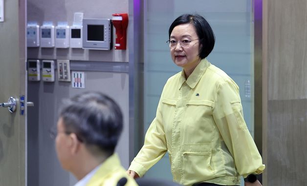 호우 대처상황 점검회의 참석하는 한성숙 국무총리