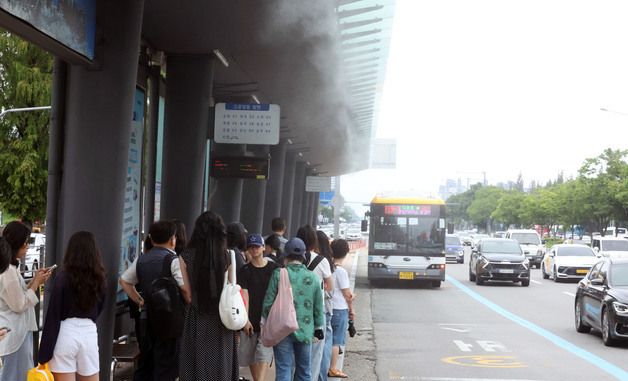 '버스정류장이 시원해서 다행이에요'