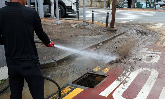 '집중호우 대비' 배수구 주변 청소