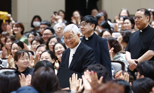 강연 위해 입장하는 유흥식 추기경