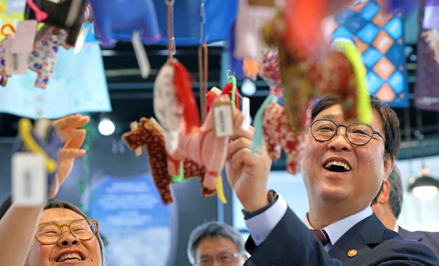 제주올레 여행자센터 둘러보는 최휘영 장관