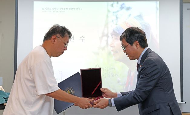 최휘영 장관, 고 서명숙 제주올레 이사장 모란장 추서