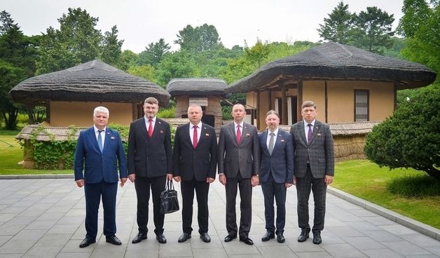 벨라루스 대표단, 北 만경대 방문