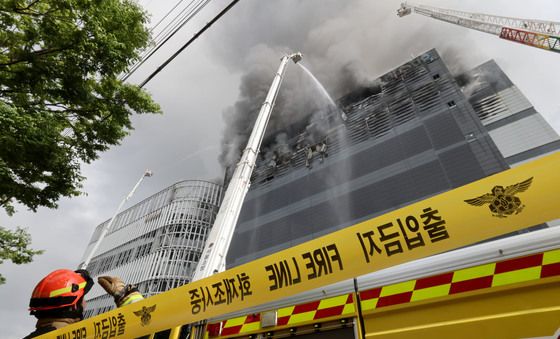 계속되는 쿠팡 물류센터 화재 진화 작업