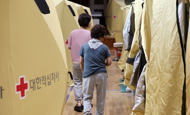 임시 대피소에 머무르는 신현동 주민들