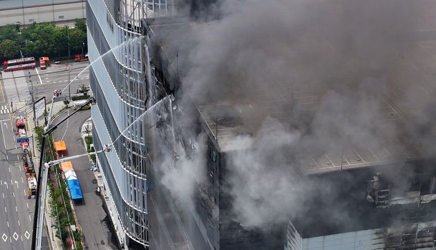 하루가 넘어간 쿠팡 물류센터 화재… “오늘 밤 11시 초진 목표”