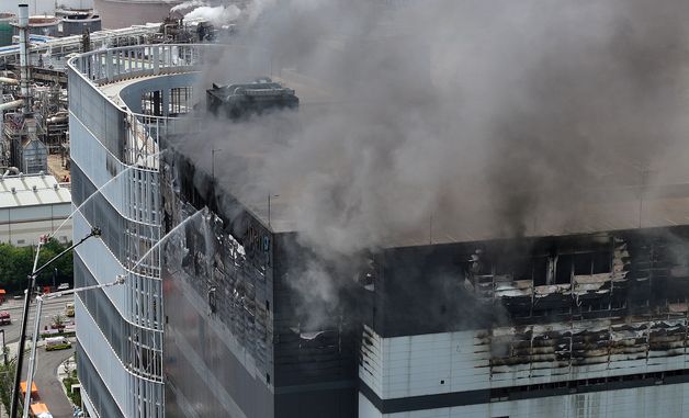 꺼지지 않는 인천 쿠팡 물류센터…소방 "밤 11시까지 불길 잡겠다"