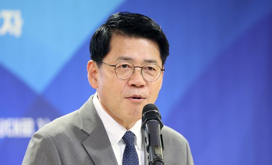 인사말하는 김준형 권한대행
