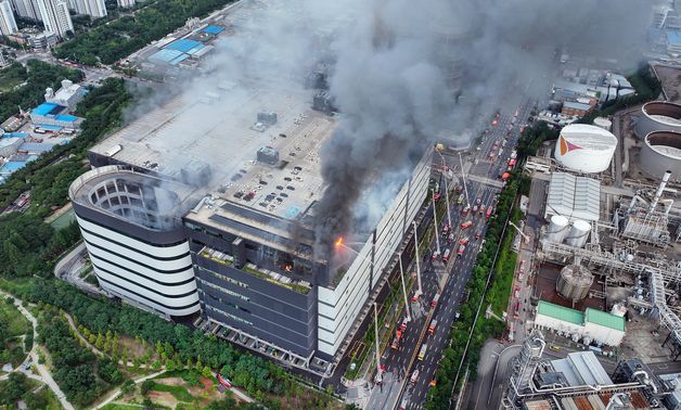 불길 안잡히는 인천 쿠팡 물류센터…소방 "밤 11시까지 불길 잡겠다"
