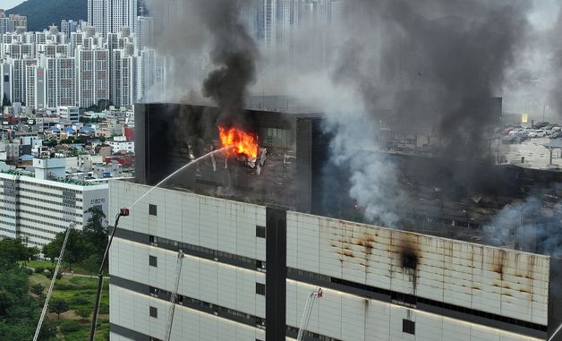 쿠팡 물류센터 화재 이틀째... 잡히지 않는 불길