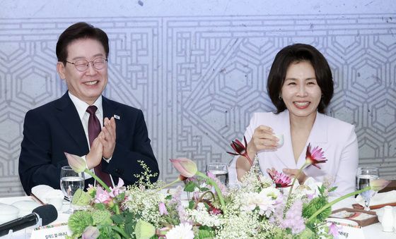 미소 짓는 이재명 대통령·김혜경 여사