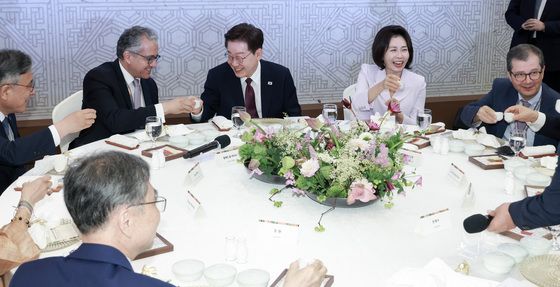 건배하는 이재명 대통령