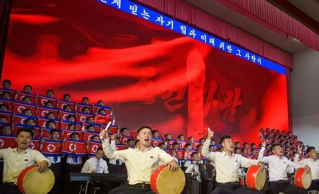 北 인민경제대학 창립 80주년 예술소품공연 무대
