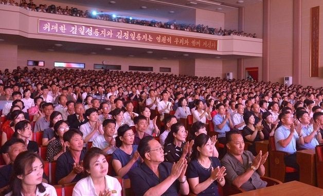 北 인민경제대학 창립 80주년…기념공연 관람하는 참가자들