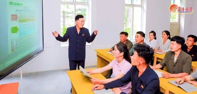 과학기술학습에 나선 北 농업 근로자들