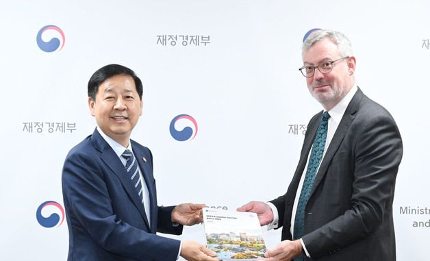 구윤철 경제부총리, 더글라스 서더랜드 OECD 방한단 대표와 기념촬영
