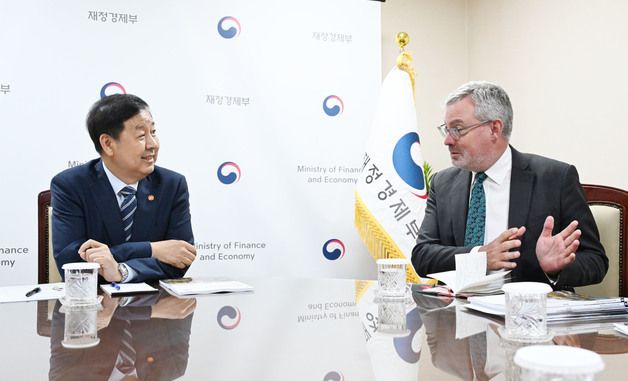 OECD 방한단 면담하는 구윤철 경제부총리