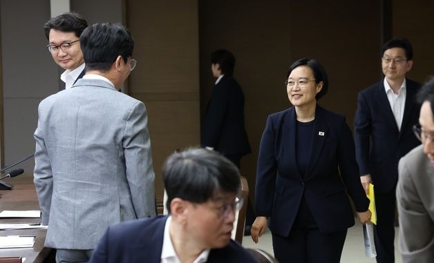 비상경제점검회의 입장하는 한성숙 국무총리