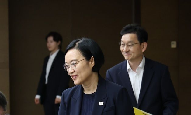 비상경제점검회의 입장하는 한성숙 국무총리