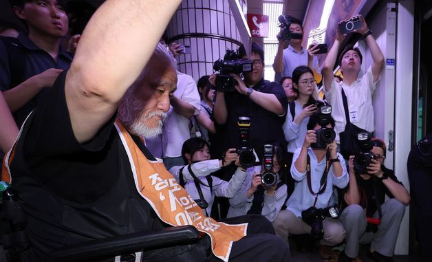 출근길 지하철 탑승 시위하는 전장연