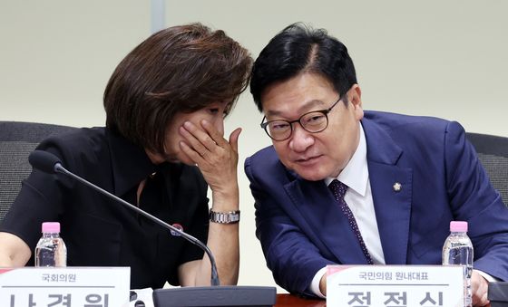 대화 나누는 정점식·나경원