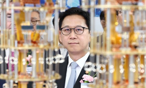 양자컴퓨터 모형 살펴보는 배경훈 부총리