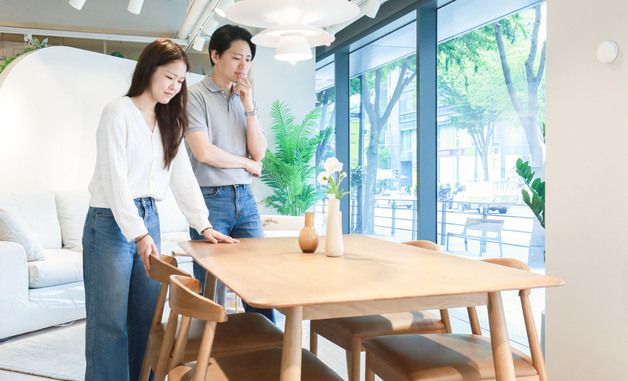 현대리바트, '천연 원목으로 만든 오트밀 식탁 만나보세요'