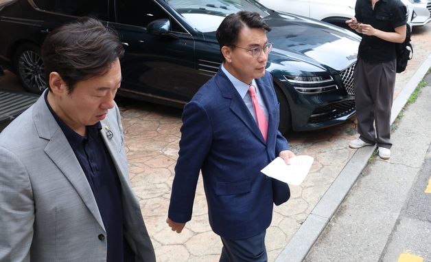 차량으로 이동하는 윤상현 위원장