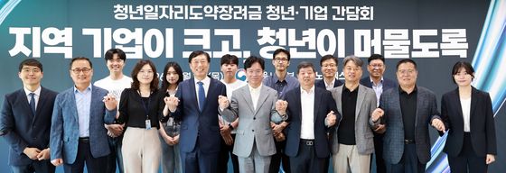 김영훈 장관, 청년일자리도약장려금 참여기업 및 청년들과 함께