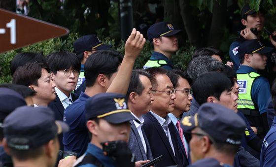 국조특위, 경찰에 둘러싸여 개표소 진입