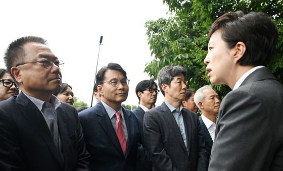 여야 간사, 김은혜 의원 등과 대화하는 윤상현 위원장