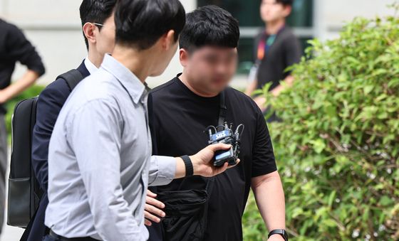 '잠실 개표소 시위' 경찰관 폭행 20대 남성 구속 기로