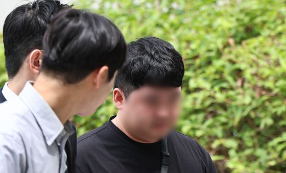 '개표소 시위' 중 경찰관 때린 20대 남성,구속 갈림길