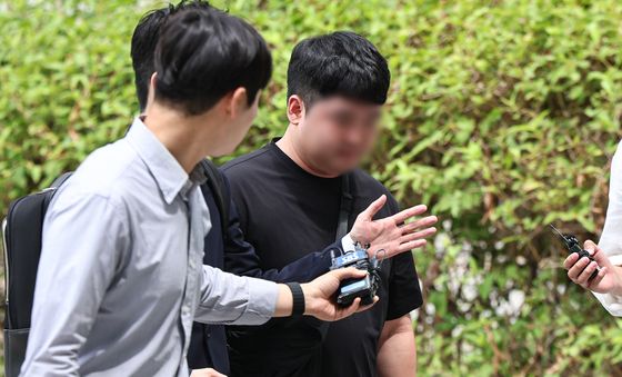 '개표소 시위' 중 경찰관 때린 20대 남성,구속 갈림길